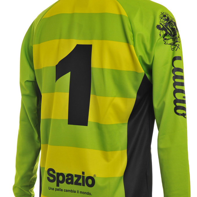 スパッツィオ　緑と黄色のボーダープラシャツに黒の背番号